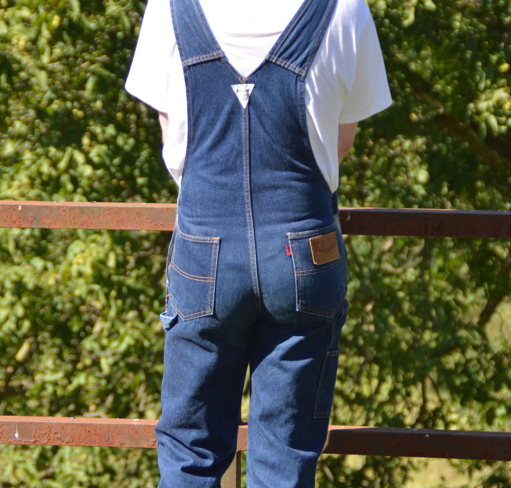 I'm a bit younger, but always like to meet fellow overalls fans! 